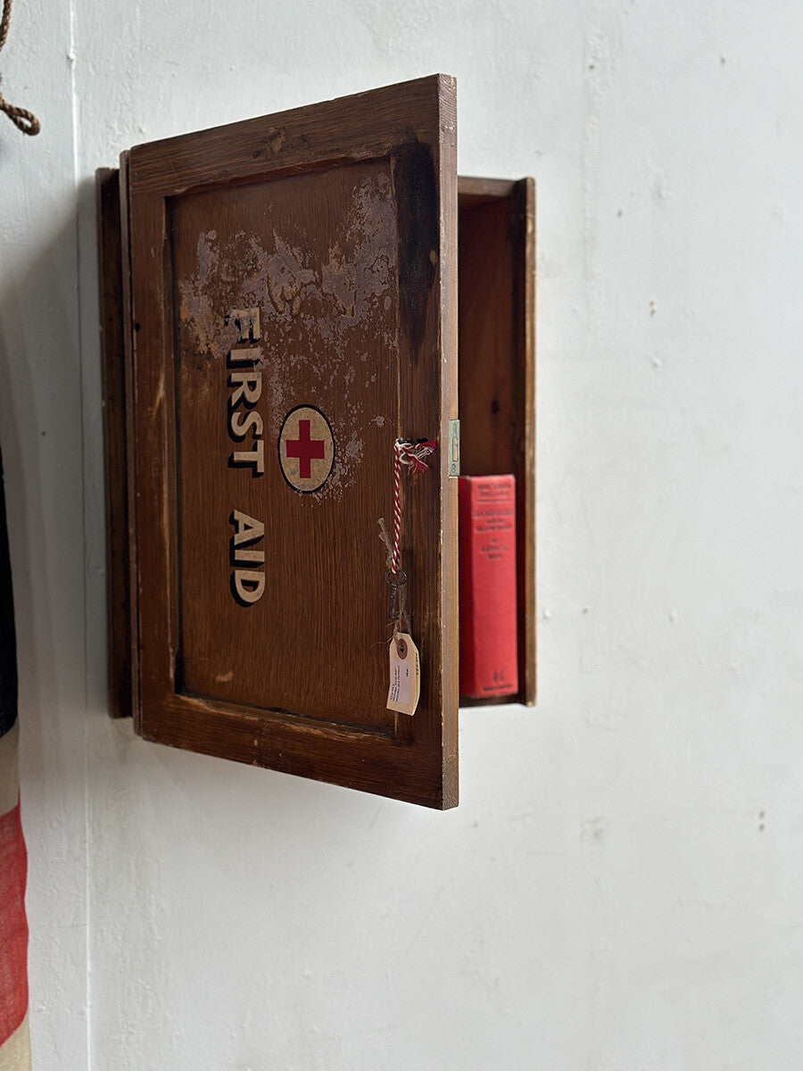 English Vintage Wooden Box - detail 3