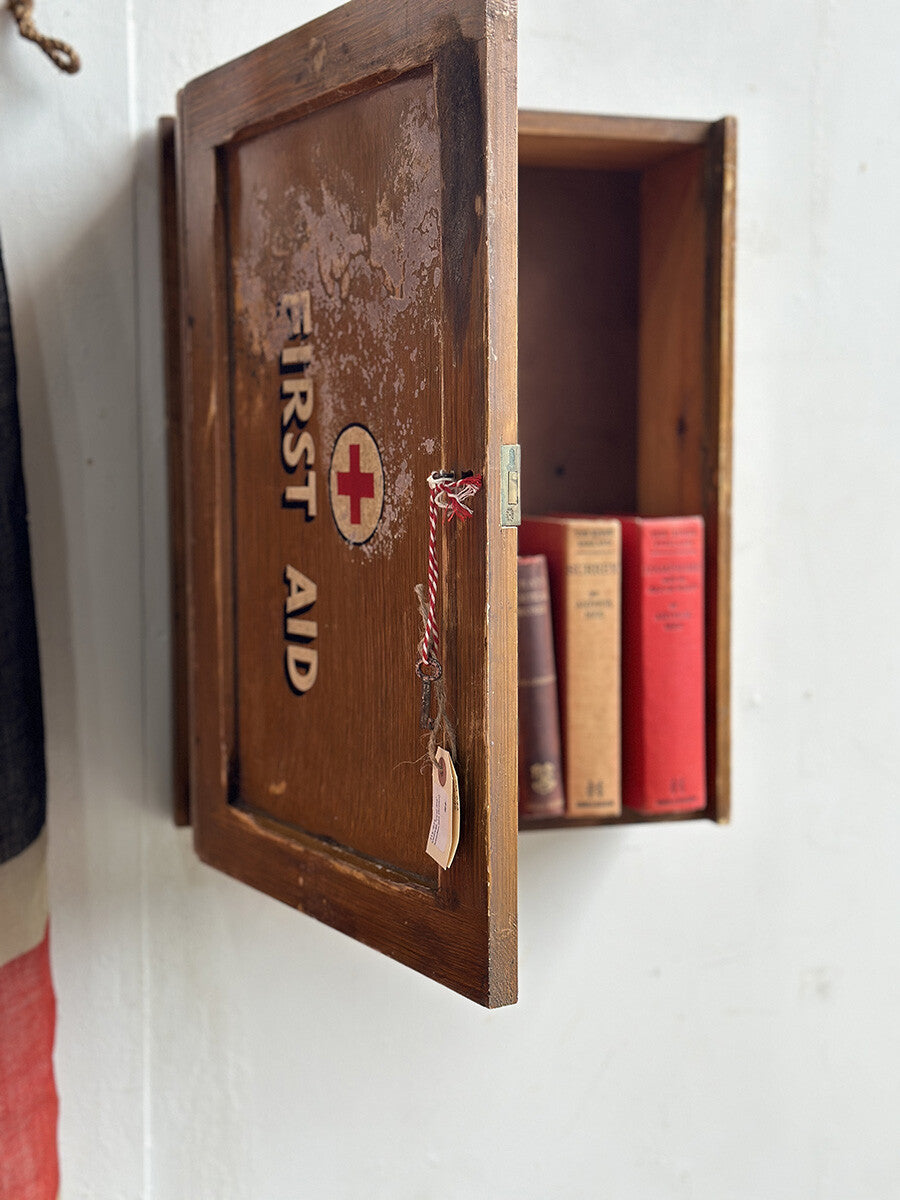 English Vintage Wooden Box - detail 4