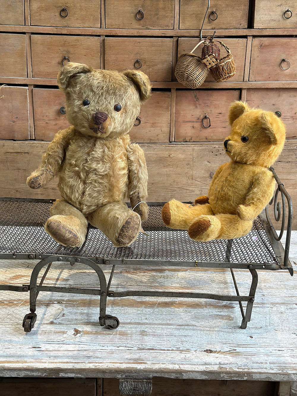 French Vintage Folding Metal Baby Cot - detail 6