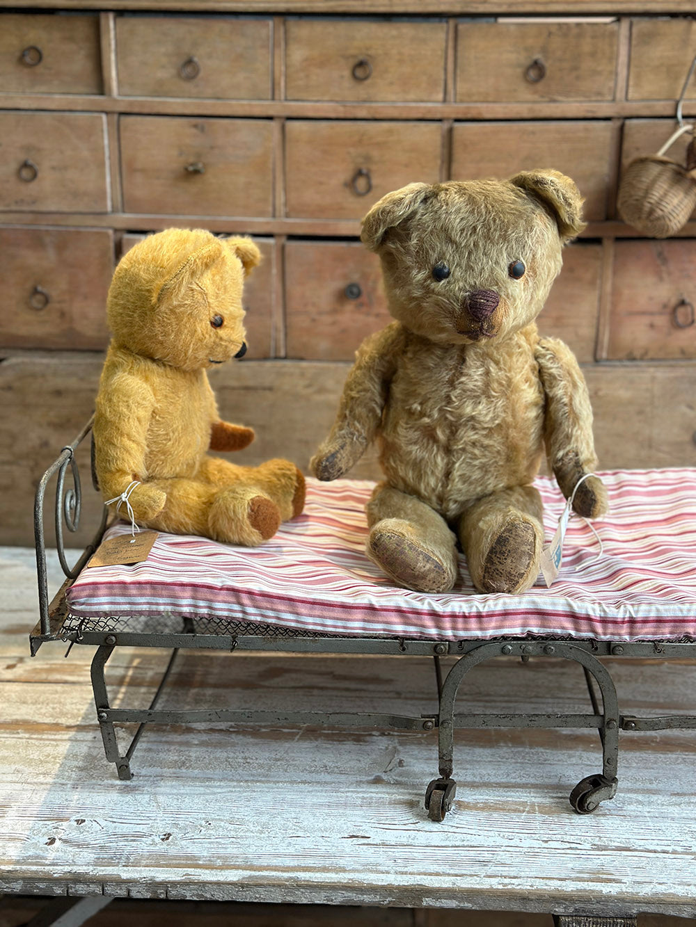French Vintage Folding Metal Baby Cot - detail 7