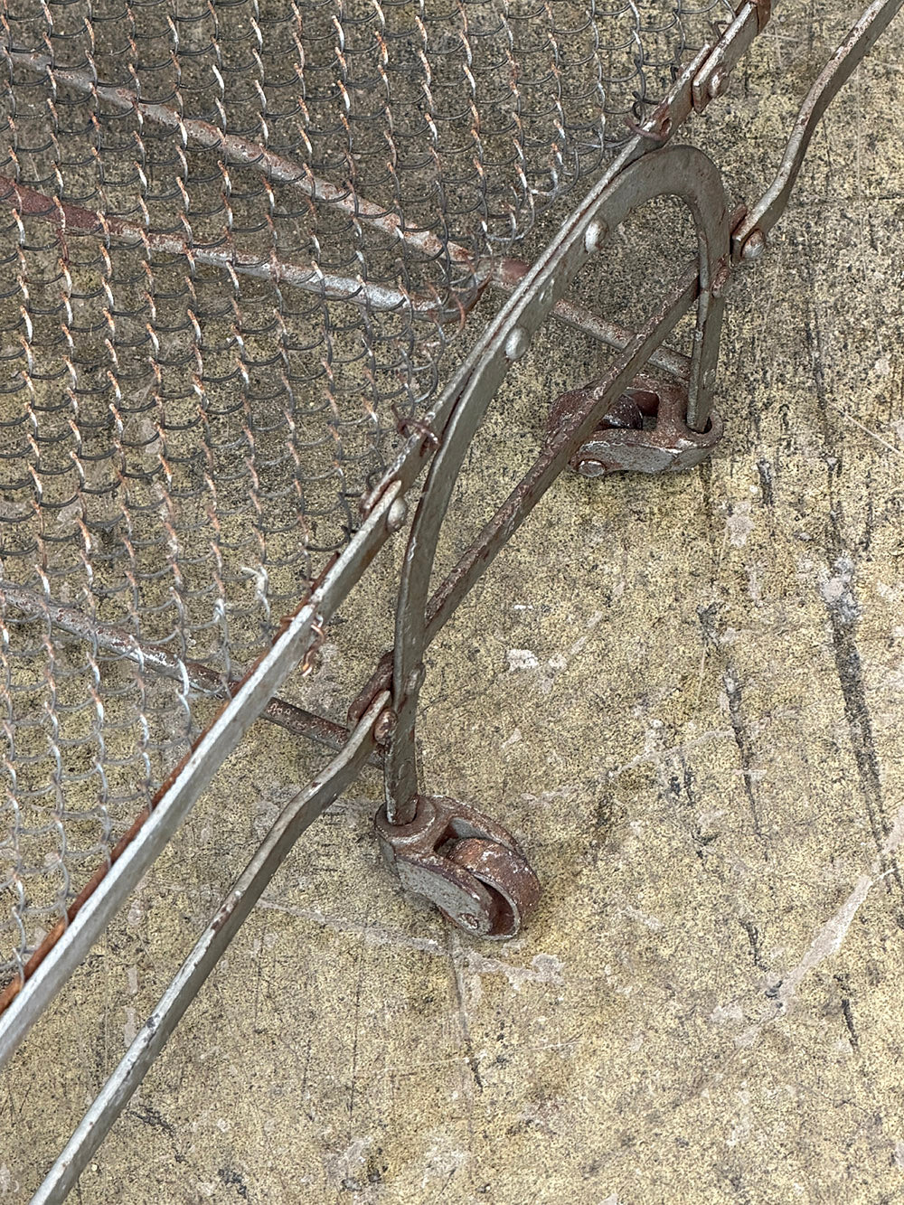 French Vintage Folding Metal Baby Cot - detail 2